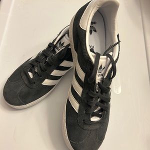NEW, never worn Adidas Gazelle Men’s size 5.5 (womens 7.5)
